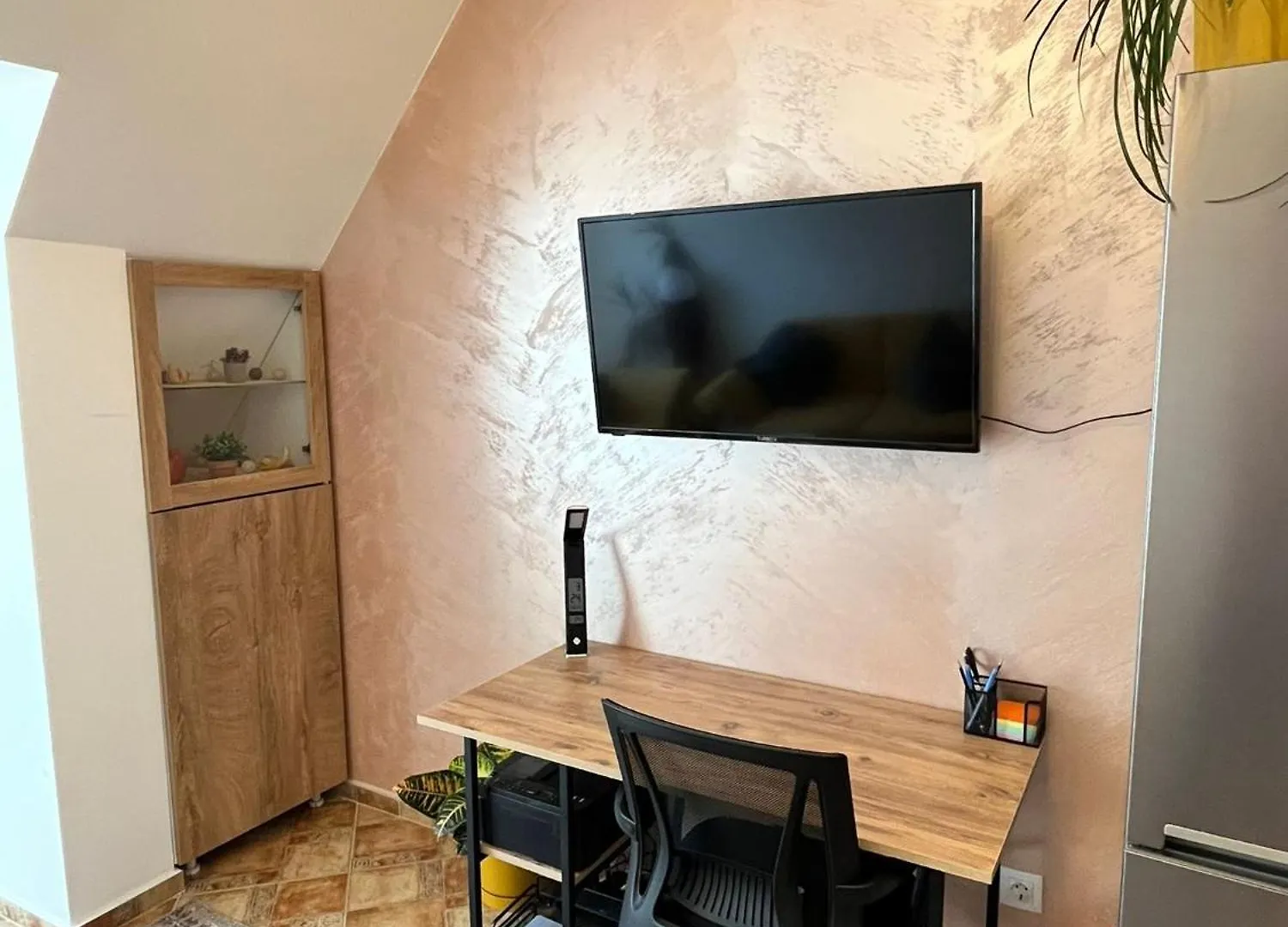 Apartment Pumpkin Spiced Suite With Own Parking And Office Setup Sofia